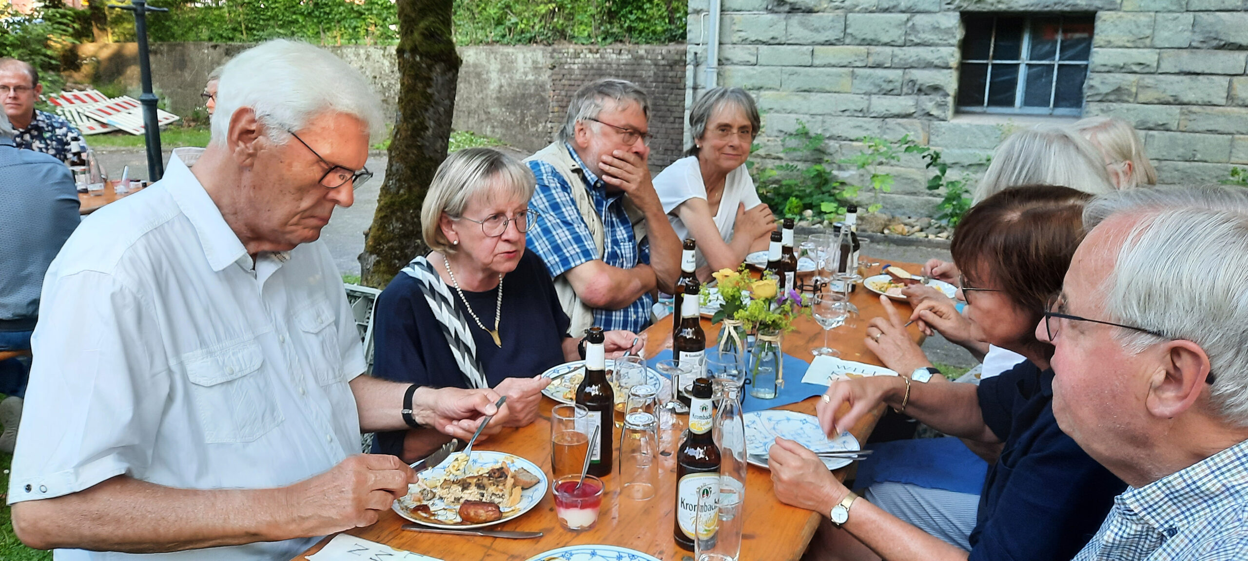 Sommerfest_Gruppe am Esstisch