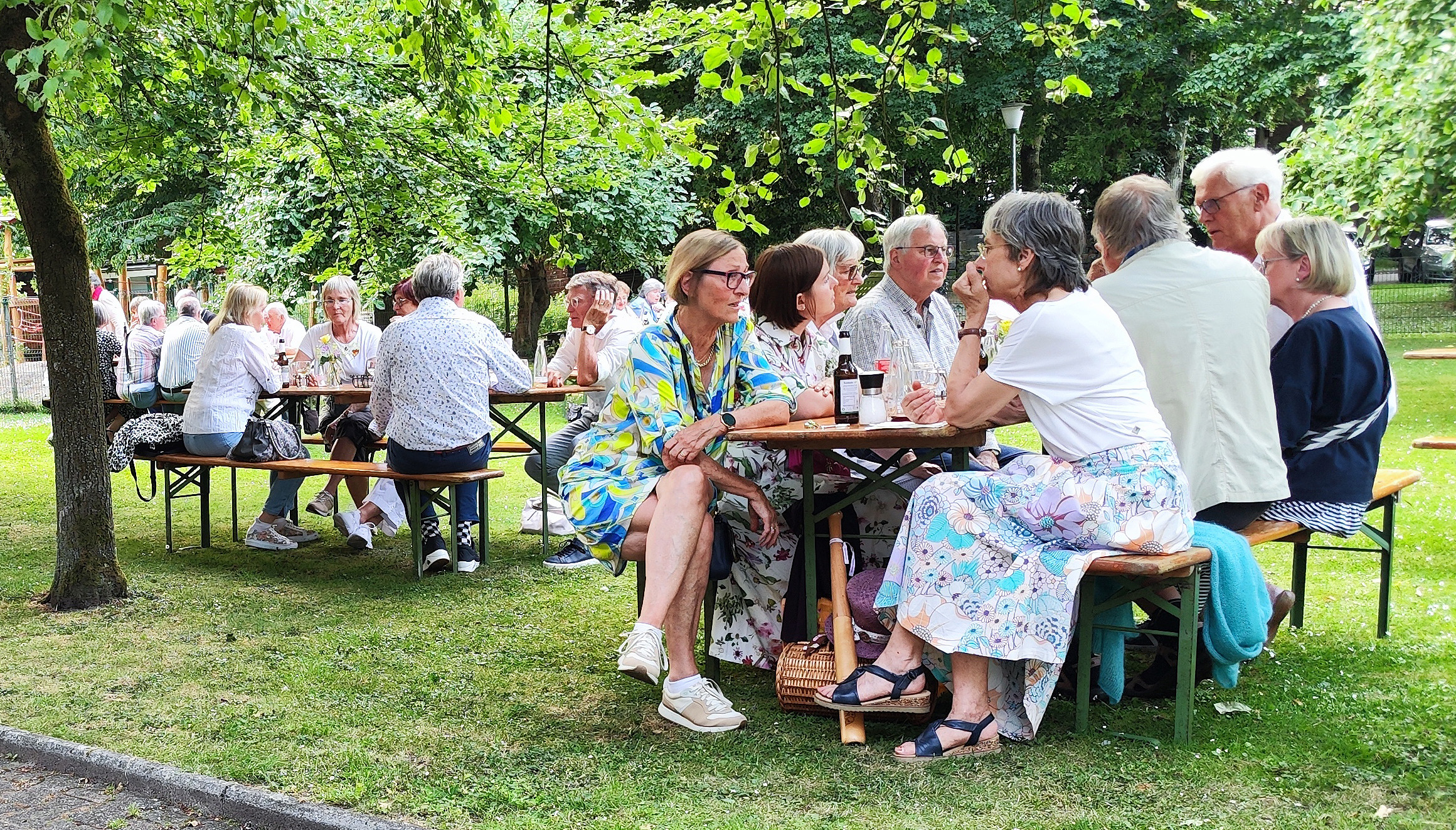 Sommerfest_Tisch_Sitzen im Garten